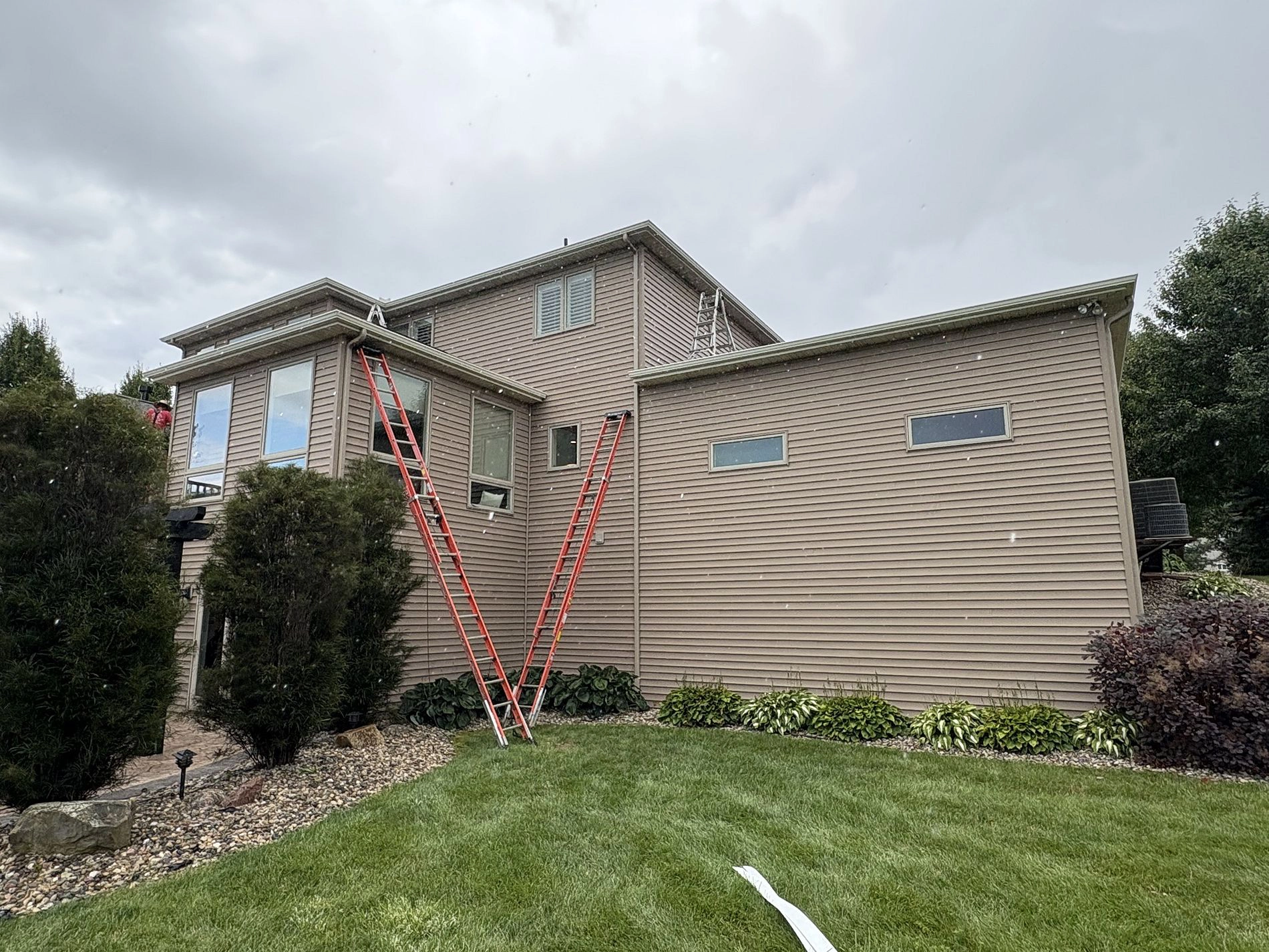 Seamless gutter installation on Fort Wayne home